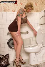 Selexia Rae - The Restroom Connection | Picture (4)